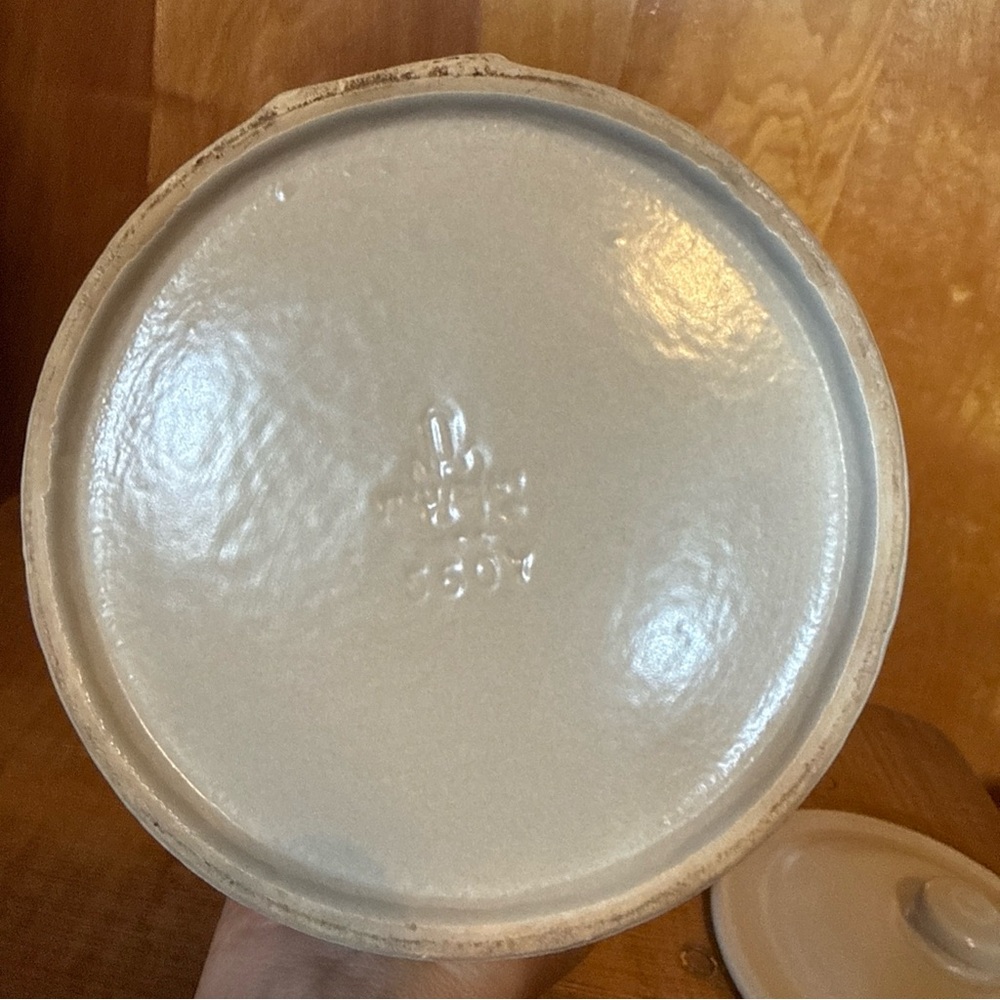 Pfaltzgraff Yorktowne Cream and Blue Wall-Mount Salt Crock with Lid - Picture 2 of 8